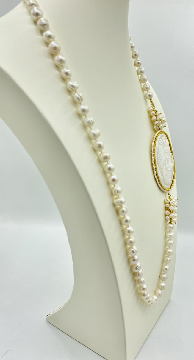 Collana con perle di fiume e cammeo