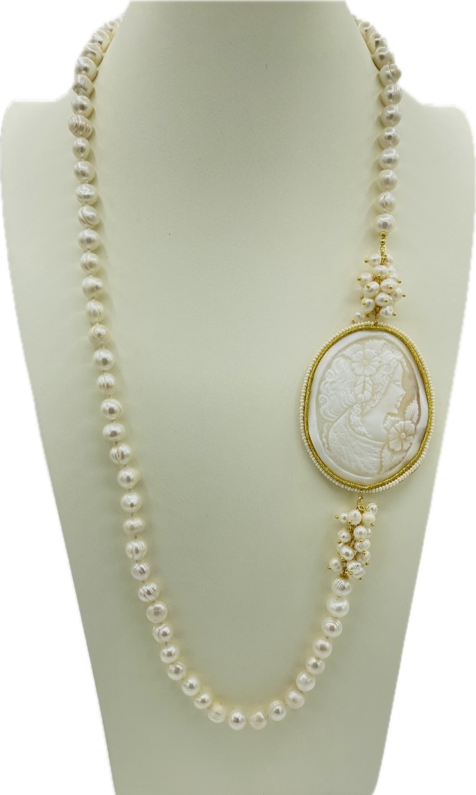 Collana con perle di fiume e cammeo