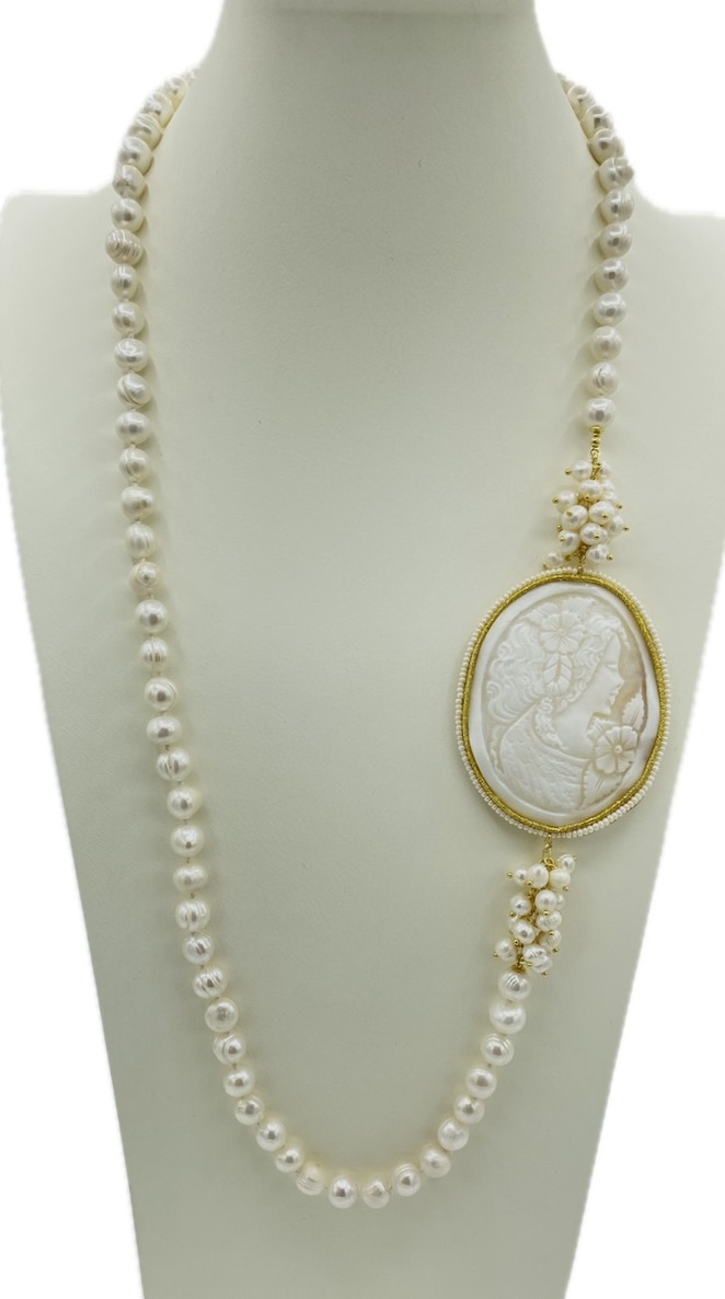 Collana con perle di fiume e cammeo