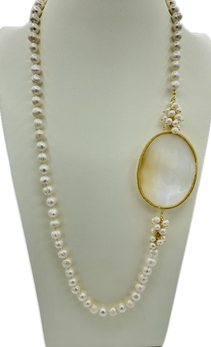 Collana con perle di fiume e cammeo