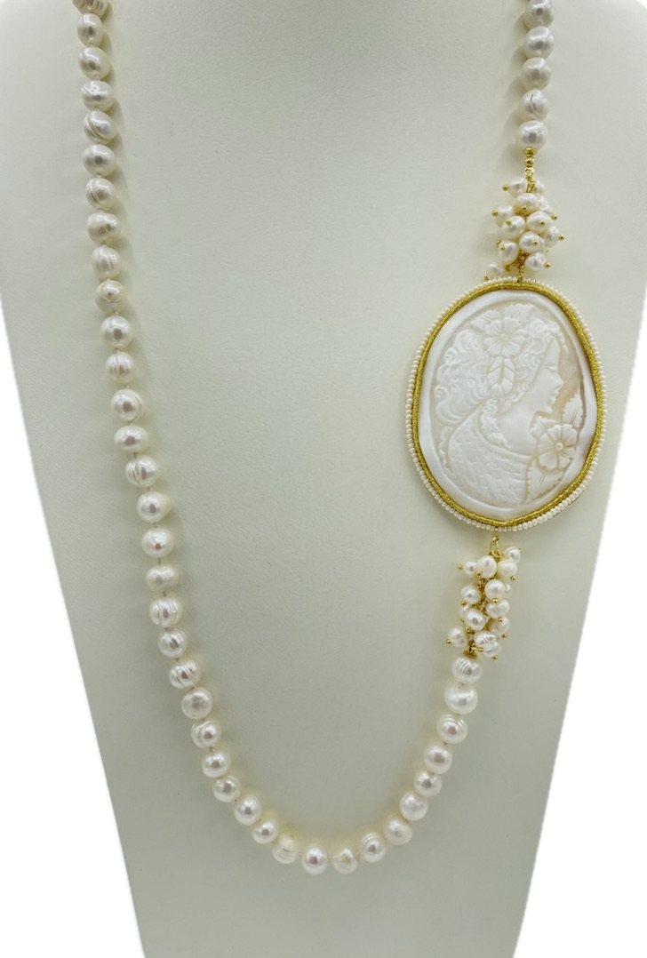 Collana con perle di fiume e cammeo