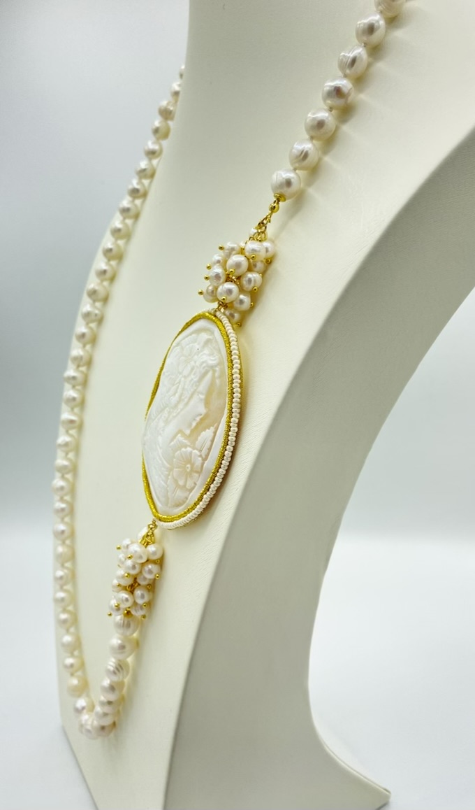 Collana con perle di fiume e cammeo