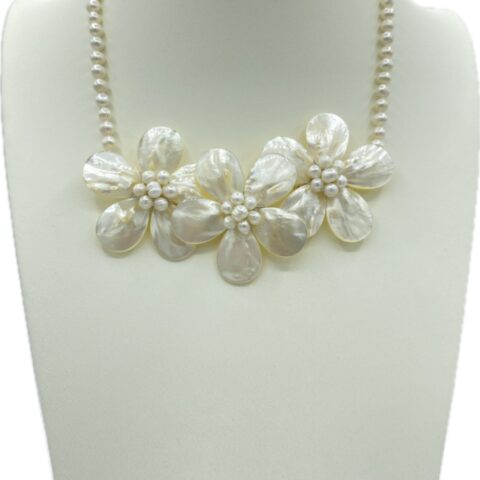 Collana girocollo con fiori in madreperla