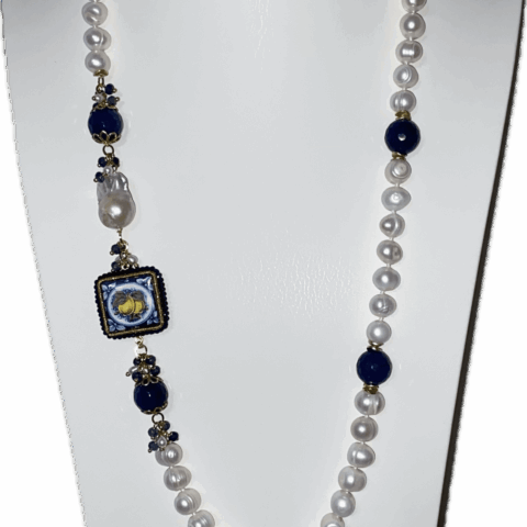 Collana con perle di fiume e mattonelle in pietra Lavica dell'Etna serigrafata