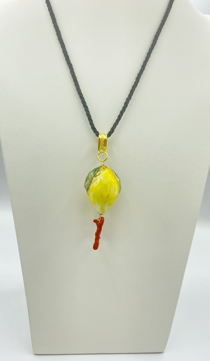 Ciondolo Limone in Ceramica Dipinto a Mano con Lustro in Oro