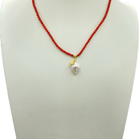 Collier in pasta di corallo con perla naturale e libellula in ottone