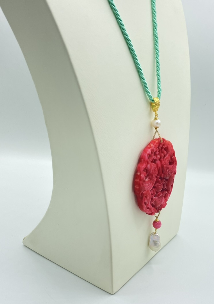 Ciondolo in Giada Fucsia con Perla Scaramazza su Cordoncino Tiffany