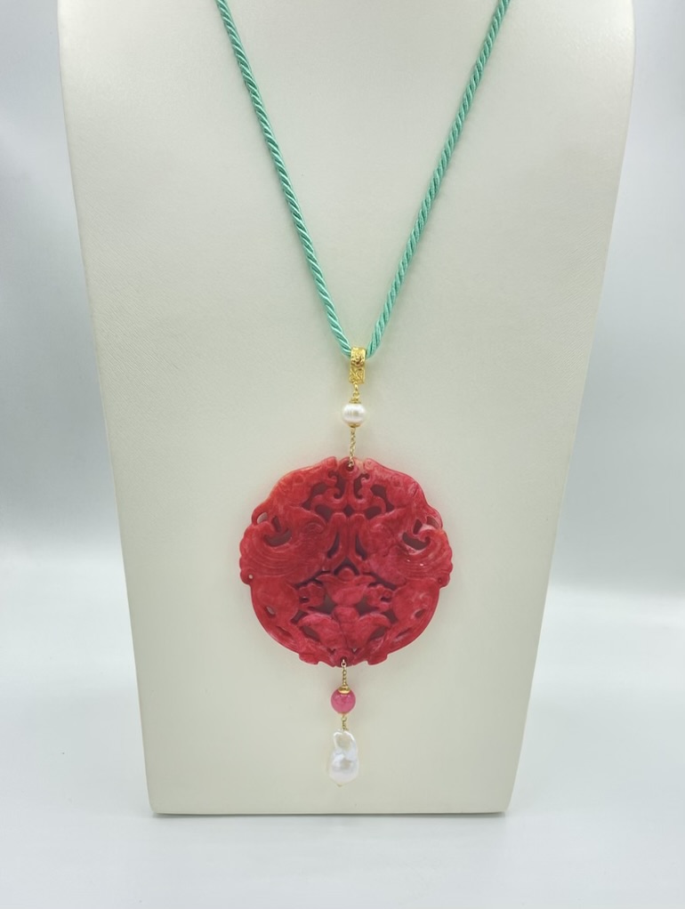 Ciondolo in Giada Fucsia con Perla Scaramazza su Cordoncino Tiffany