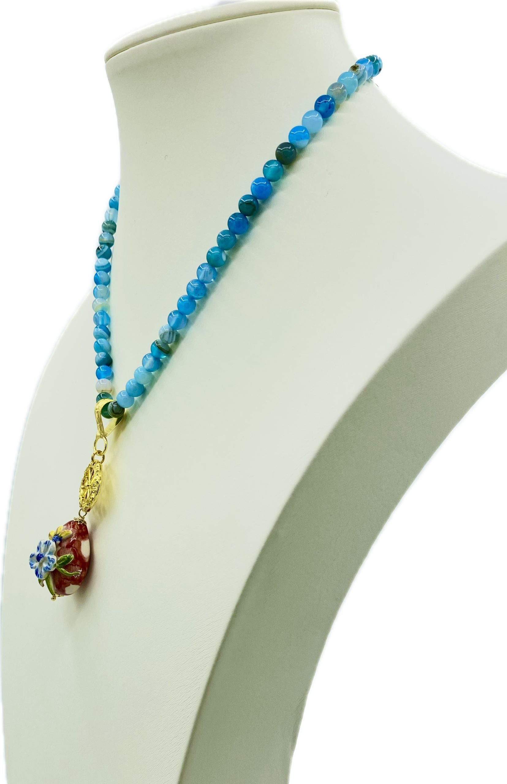 Collana in Agata Liscia con Ciondolo Floreale in Ceramica e Ruota Siciliana in Zama