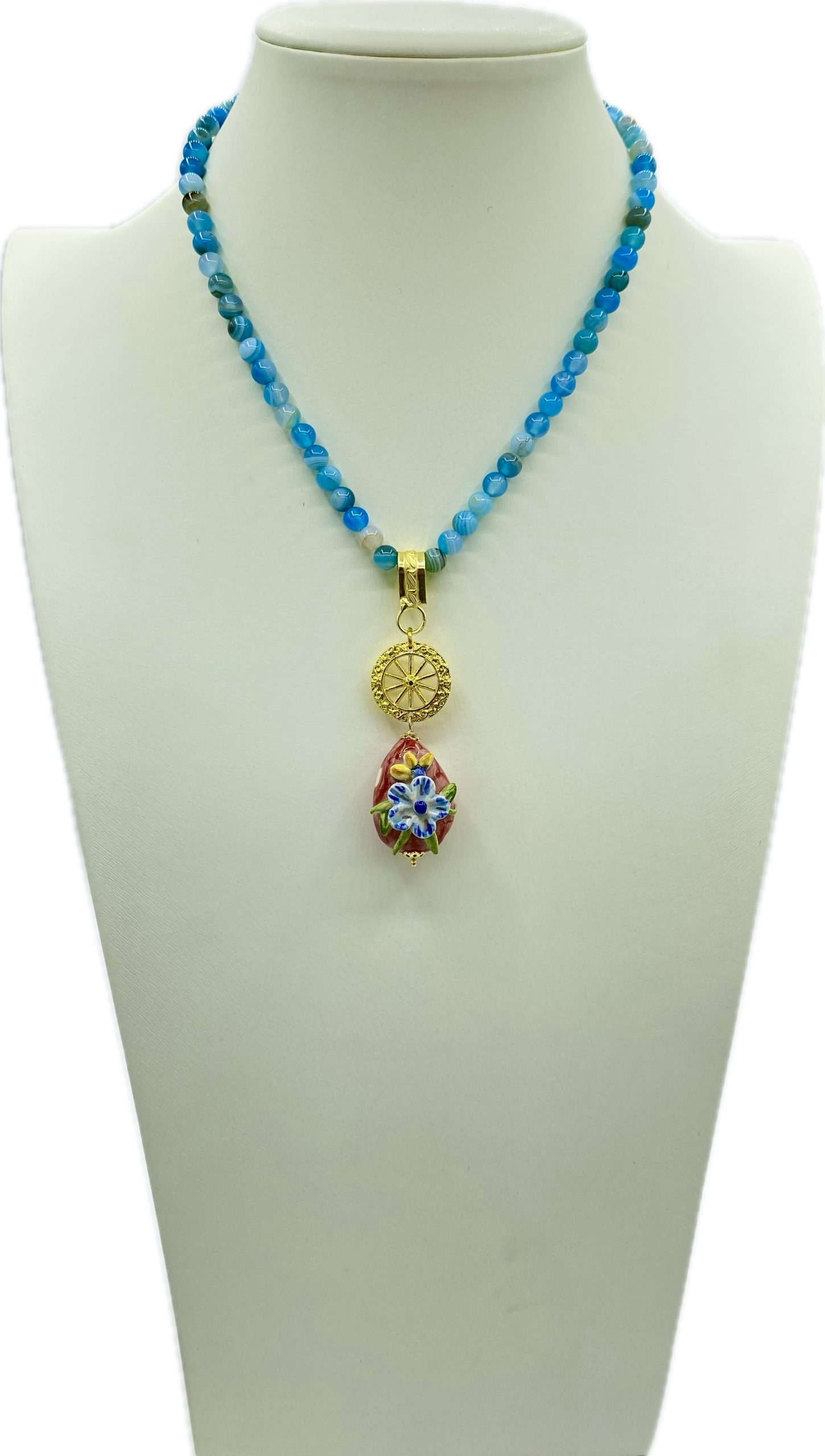 Collana in Agata Liscia con Ciondolo Floreale in Ceramica e Ruota Siciliana in Zama