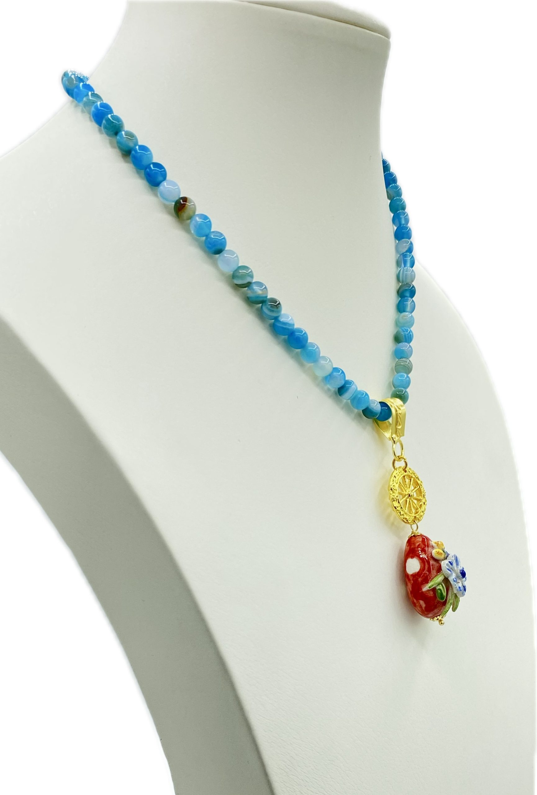 Collana in Agata Liscia con Ciondolo Floreale in Ceramica e Ruota Siciliana in Zama