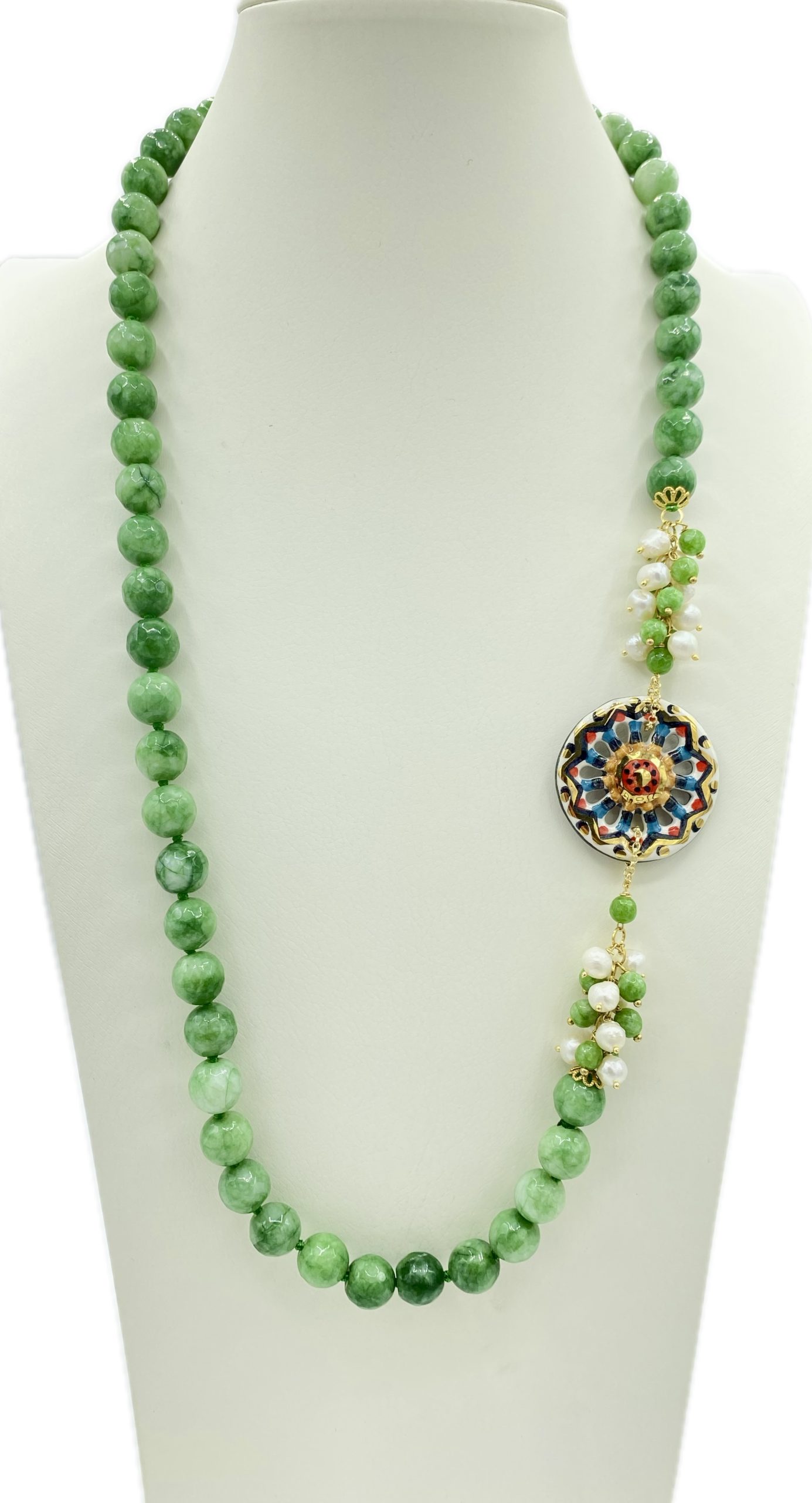 Collana in Giada Verde con Ruota Siciliana in Ceramica Dipinta a Mano