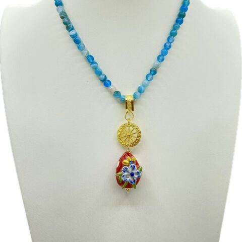 Collana in Agata Liscia con Ciondolo Floreale in Ceramica e Ruota Siciliana in Zama