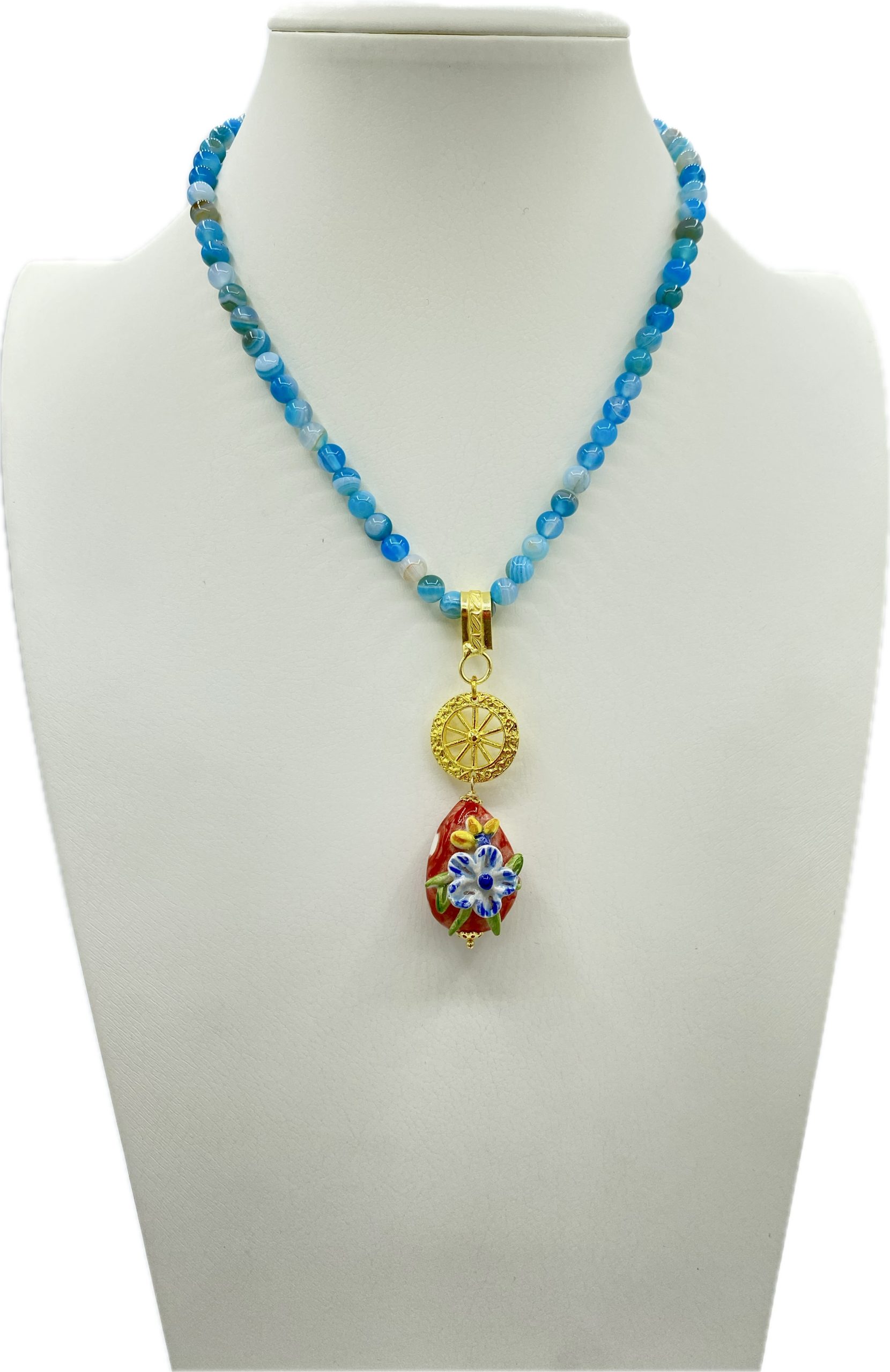 Collana in Agata Liscia con Ciondolo Floreale in Ceramica e Ruota Siciliana in Zama