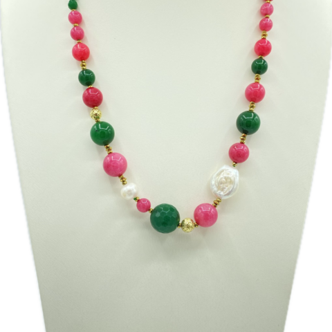 Collana in Agata Verde e Quarzo Fucsia con Madreperla e Dettagli Preziosi