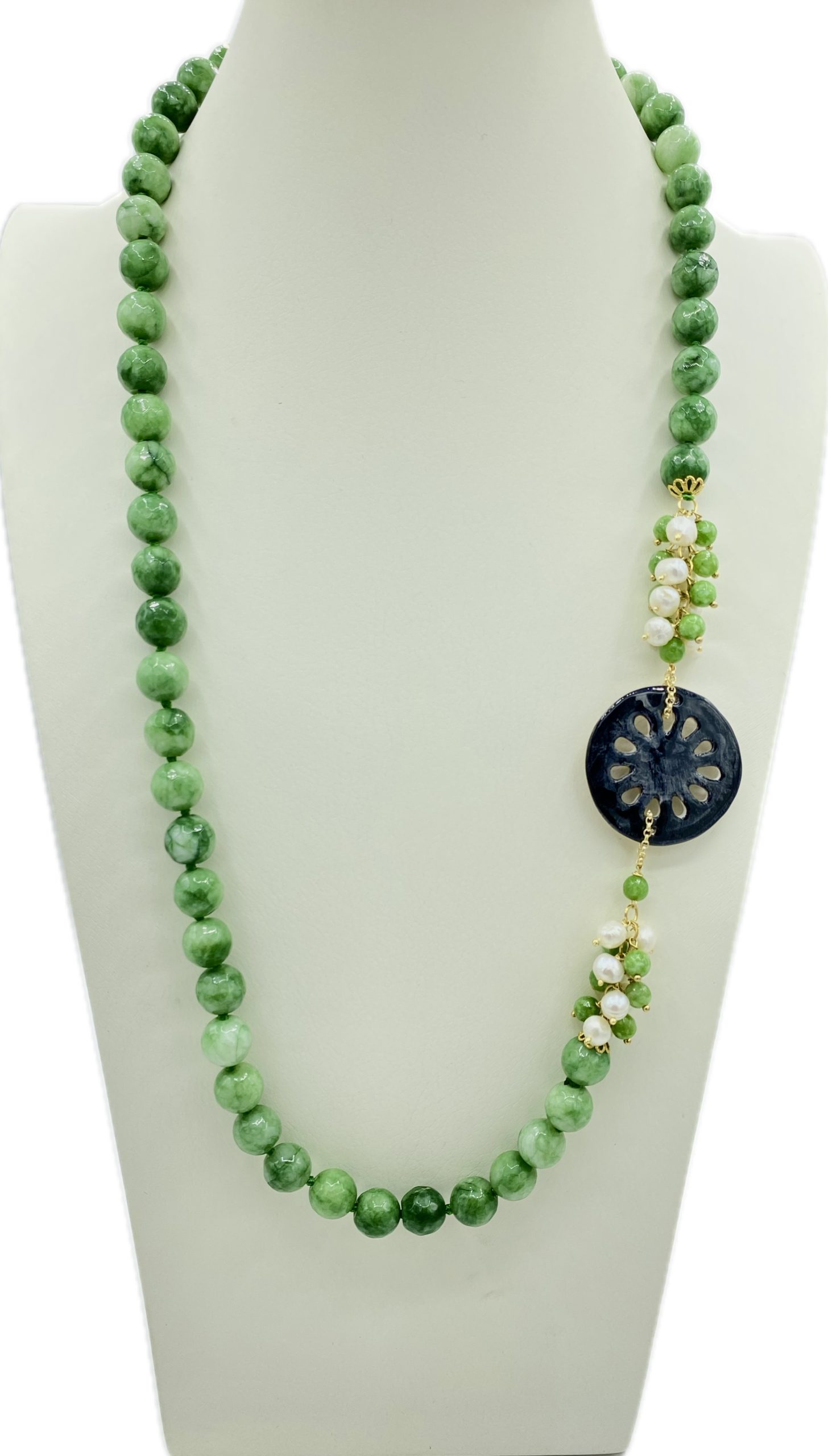 Collana in Giada Verde con Ruota Siciliana in Ceramica Dipinta a Mano
