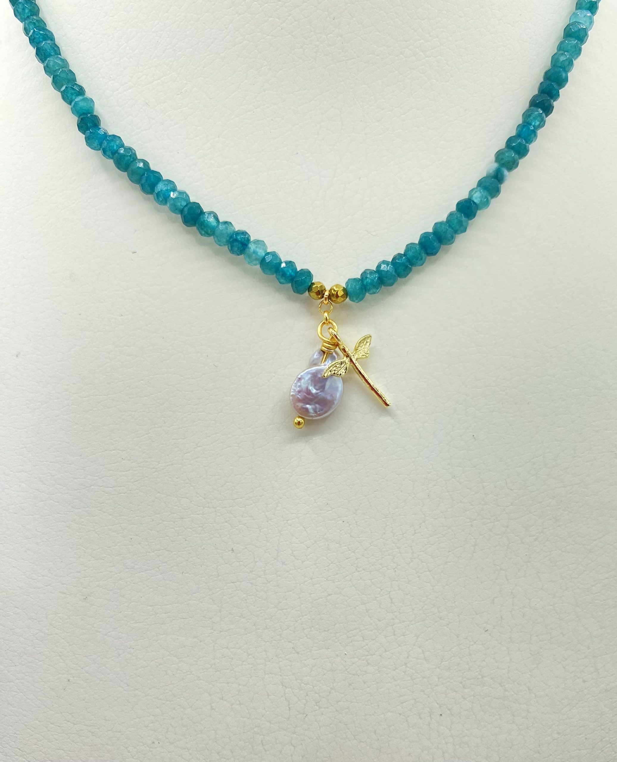 Collane in Agata Sfaccettata in vari colori con Libellula in Ottone e Madreperla
