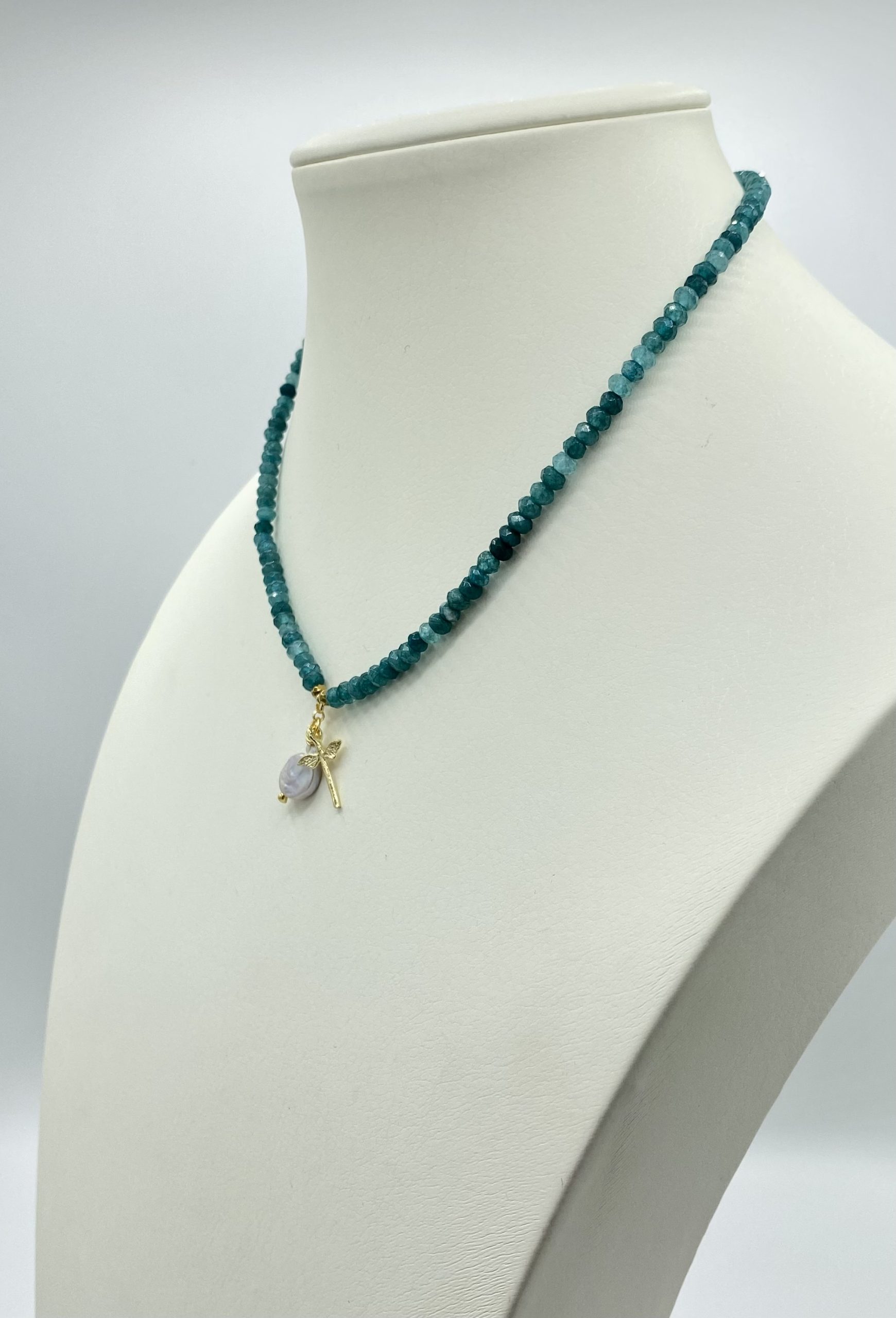 Collane in Agata Sfaccettata in vari colori con Libellula in Ottone e Madreperla