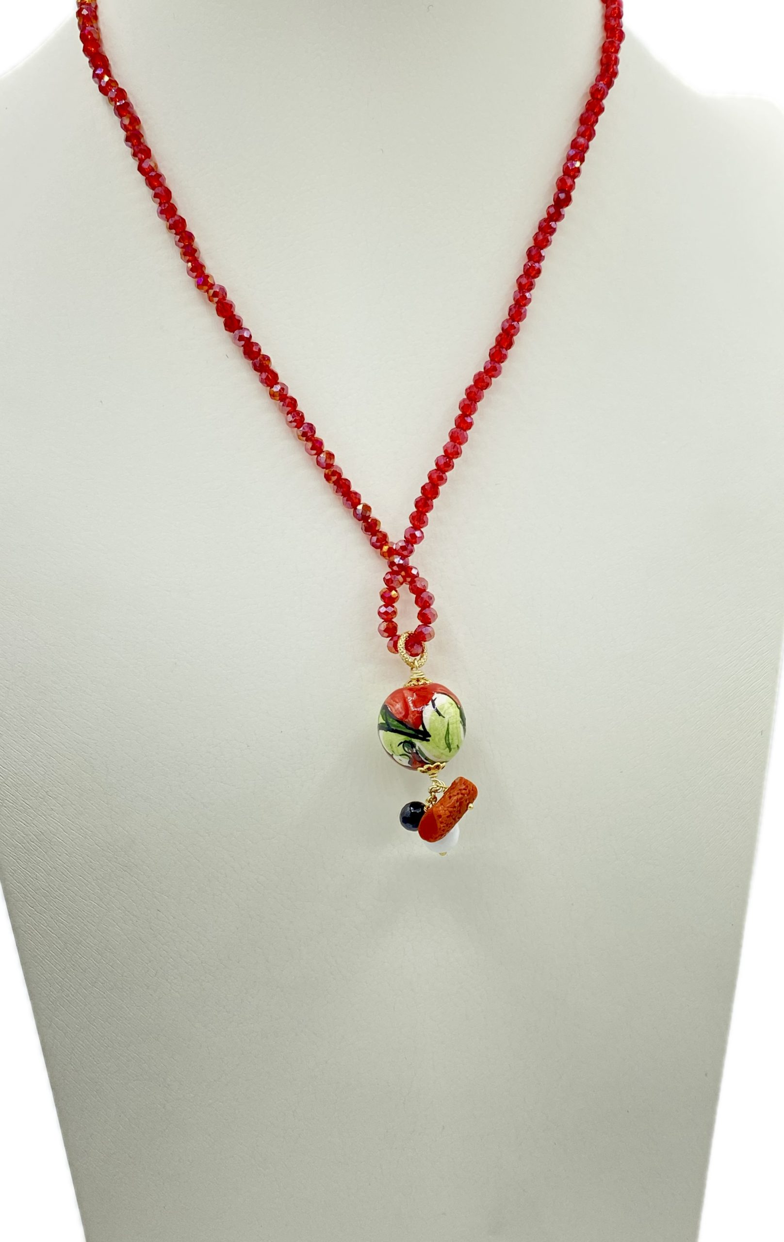 Collana in Swarovski rosso con ciondolo perla in ceramica dipinta a mano