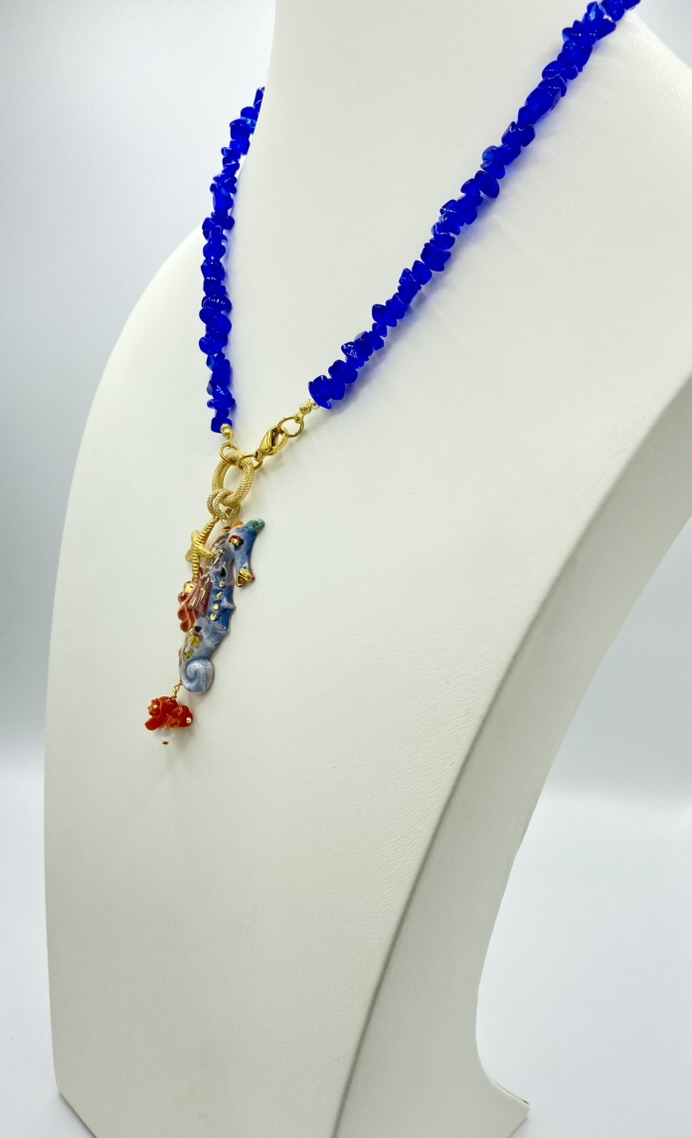 Collana in agata blu con ciondolo cavalluccio marino in ceramica e lustro in oro