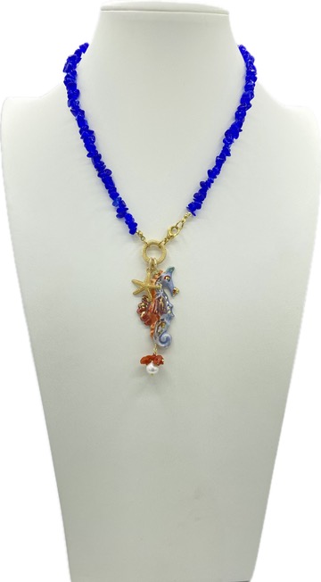 Collana in agata blu con ciondolo cavalluccio marino in ceramica e lustro in oro