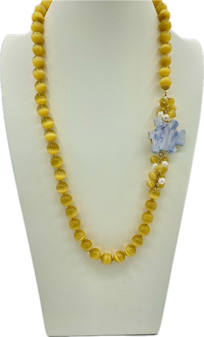 Collana in occhio di gatto giallo-arancio con pesciolino in ceramica e lustro in oro