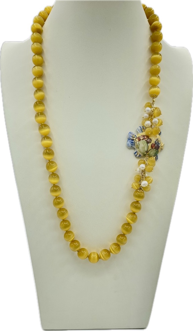 Collana in occhio di gatto giallo-arancio con pesciolino in ceramica e lustro in oro