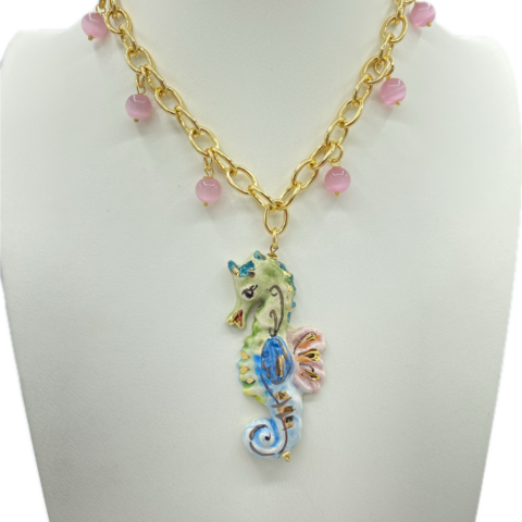 Collana in Ottone con Cavalluccio Marino in Ceramica e Pietre in Occhio di Gatto Rosa