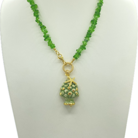 Collana in agata verde con pendente pigna in ceramica e lustro in oro