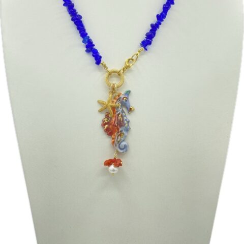 Collana in agata blu con ciondolo cavalluccio marino in ceramica e lustro in oro