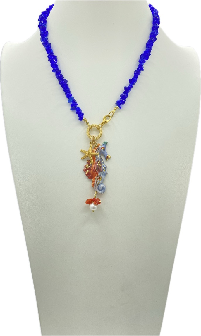 Collana in agata blu con ciondolo cavalluccio marino in ceramica e lustro in oro
