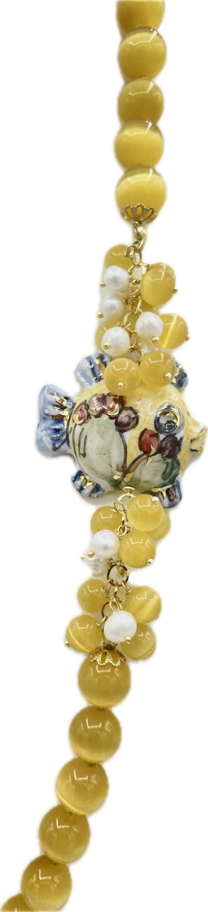 Collana in occhio di gatto giallo-arancio con pesciolino in ceramica e lustro in oro
