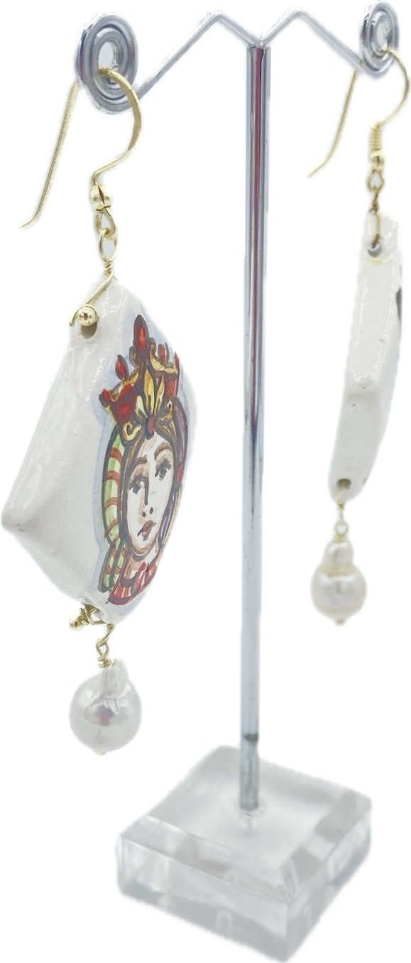 Orecchini in ceramica con teste di moro siciliane dipinte a mano e perla scaramazza