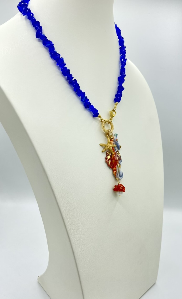Collana in agata blu con ciondolo cavalluccio marino in ceramica e lustro in oro