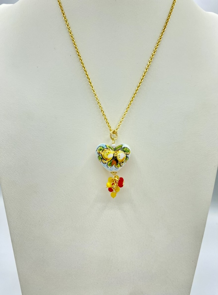 Collana in ottone con cuore con limoni e scacchiera dipinto a mano