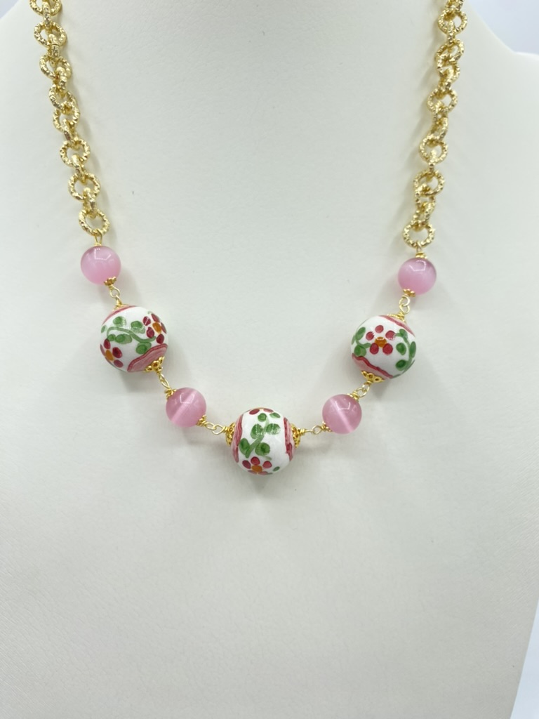 Girocollo in argentone dorato con perle floreali in ceramica