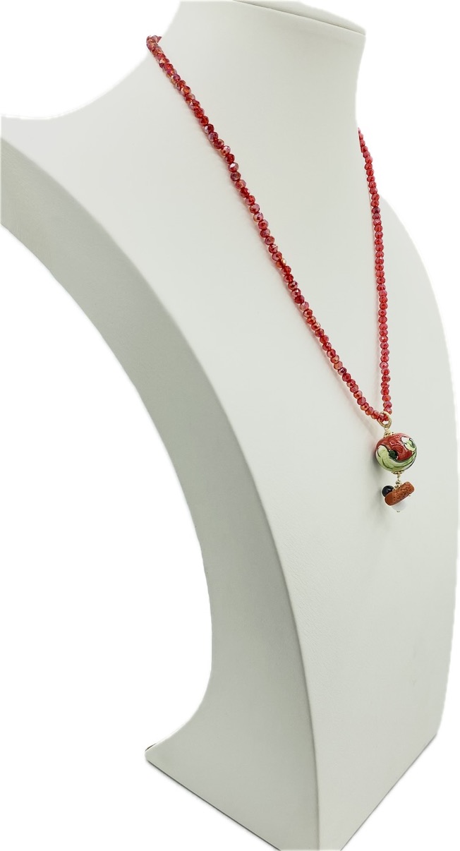 Collana in Swarovski rosso con ciondolo perla in ceramica dipinta a mano
