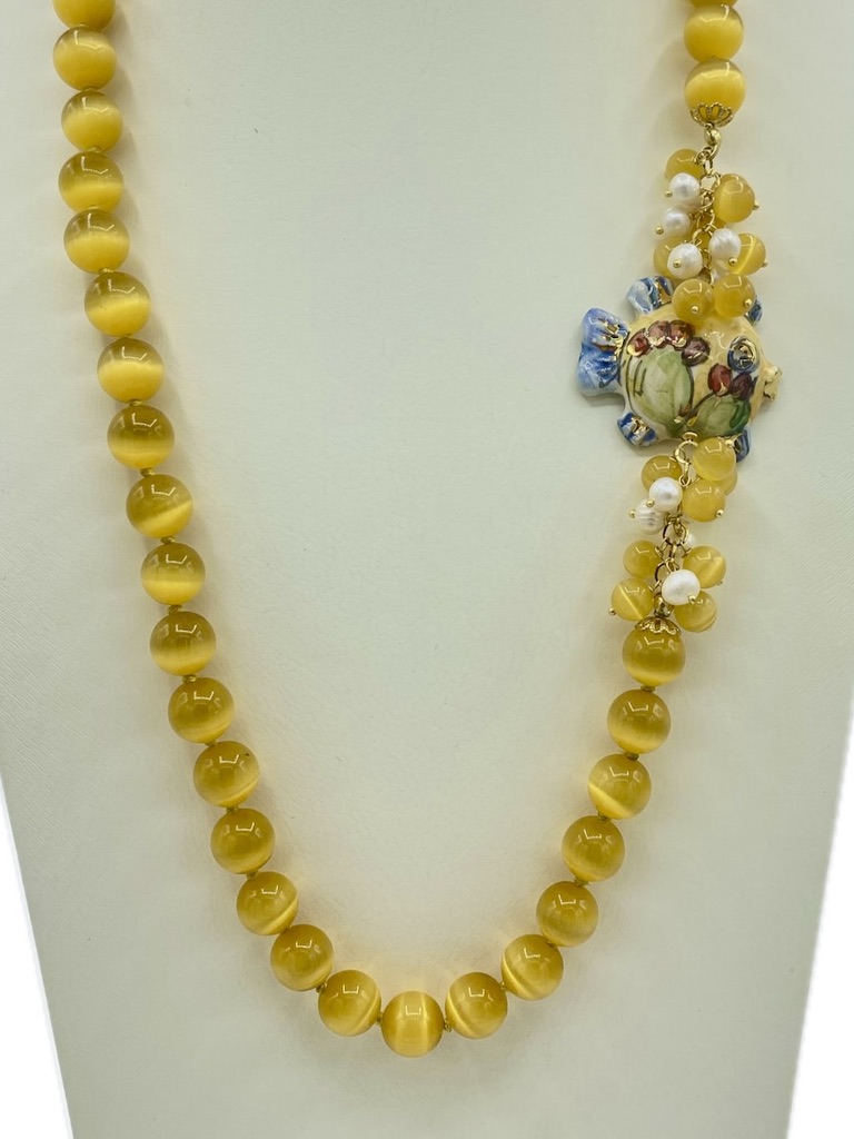 Collana in occhio di gatto giallo-arancio con pesciolino in ceramica e lustro in oro
