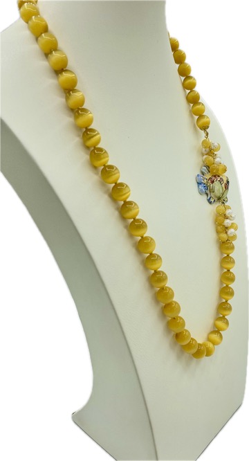 Collana in occhio di gatto giallo-arancio con pesciolino in ceramica e lustro in oro