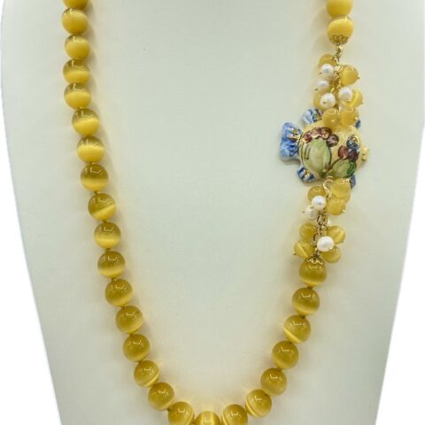 Collana in occhio di gatto giallo-arancio con pesciolino in ceramica e lustro in oro