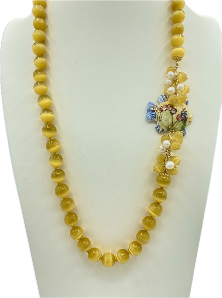 Collana in occhio di gatto giallo-arancio con pesciolino in ceramica e lustro in oro