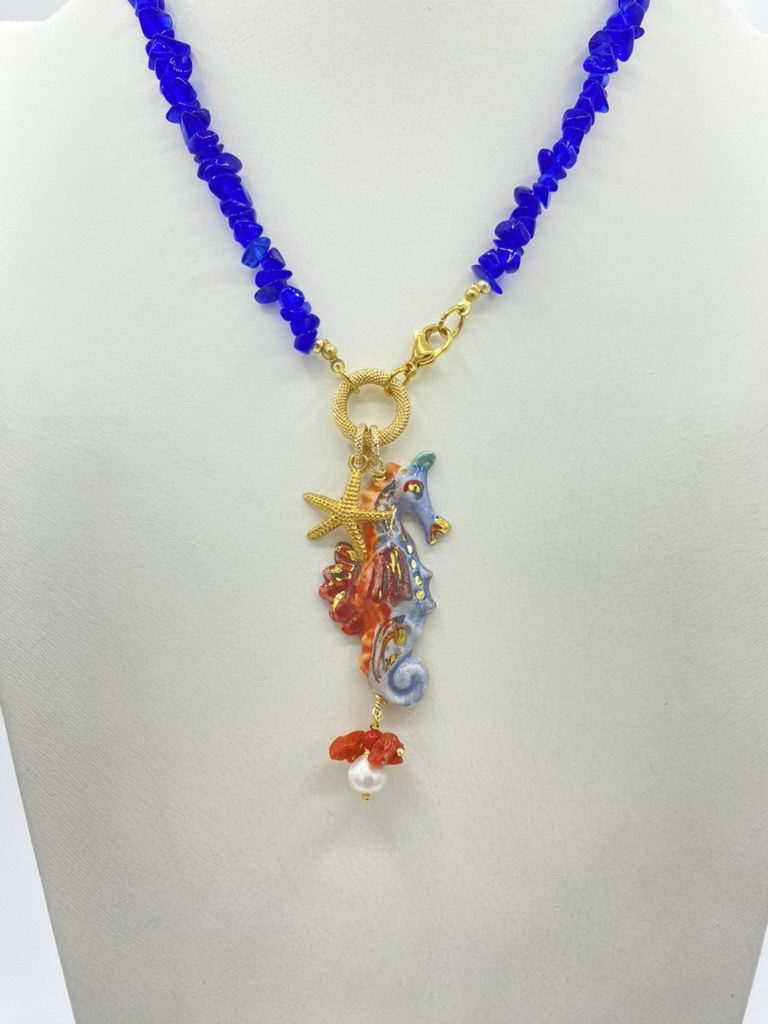 Collana in agata blu con ciondolo cavalluccio marino in ceramica e lustro in oro