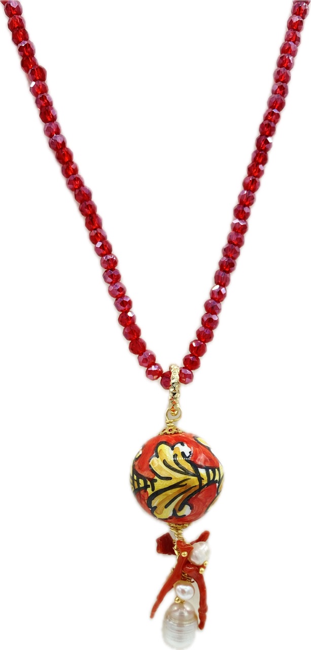 Collana in Swarovski rossi con pendente in ceramica stile Acanto, perle di fiume e corallo