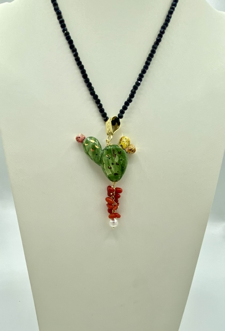 Collana in Swarovski nero con ciondolo fico d’India in ceramica e lustro oro