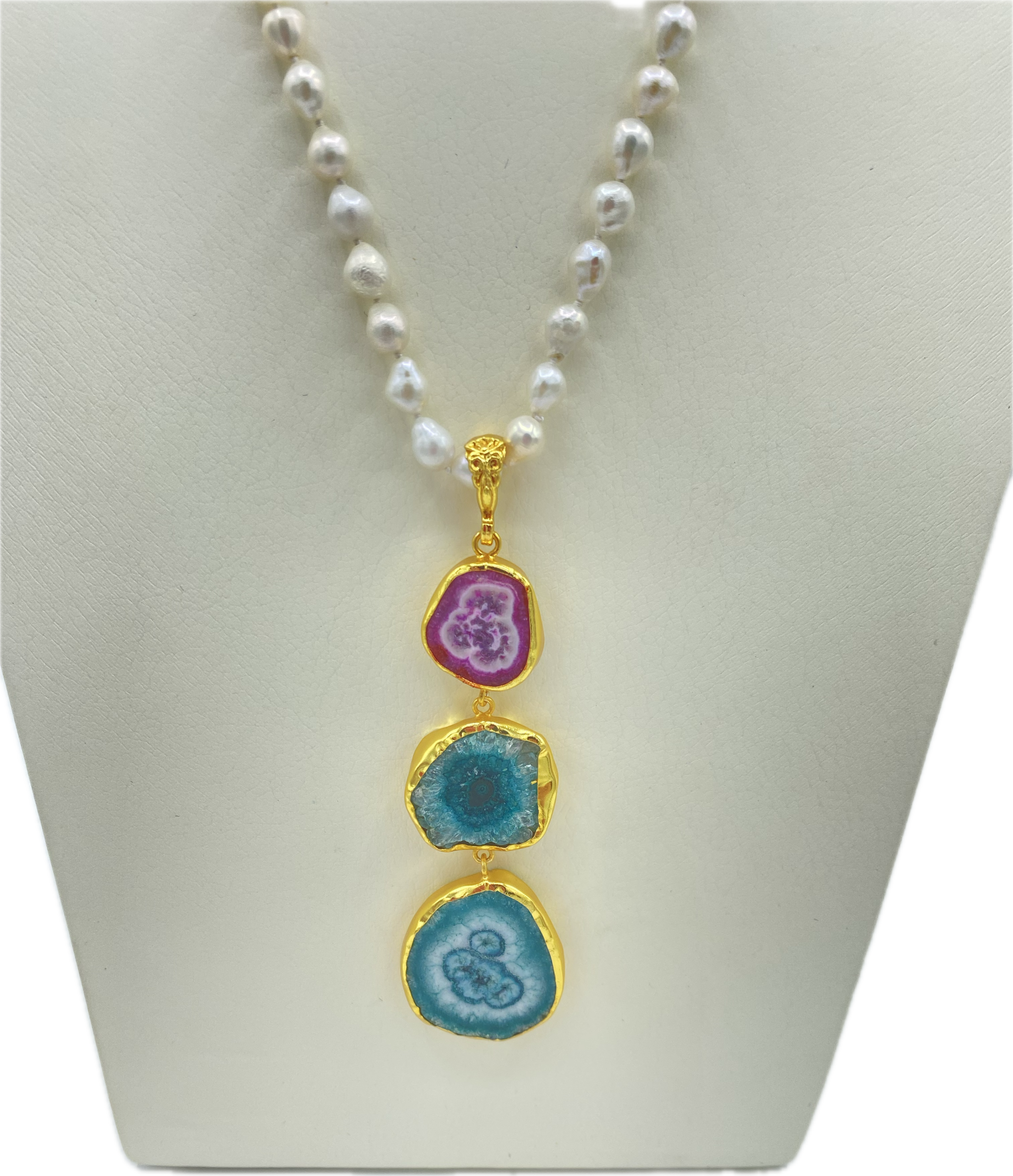 Collana con perle di fiume e ciondolo in agata fuoco grezza