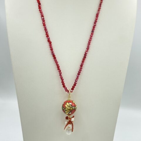 Collana in Swarovski rossi con pendente in ceramica stile Acanto, perle di fiume e corallo
