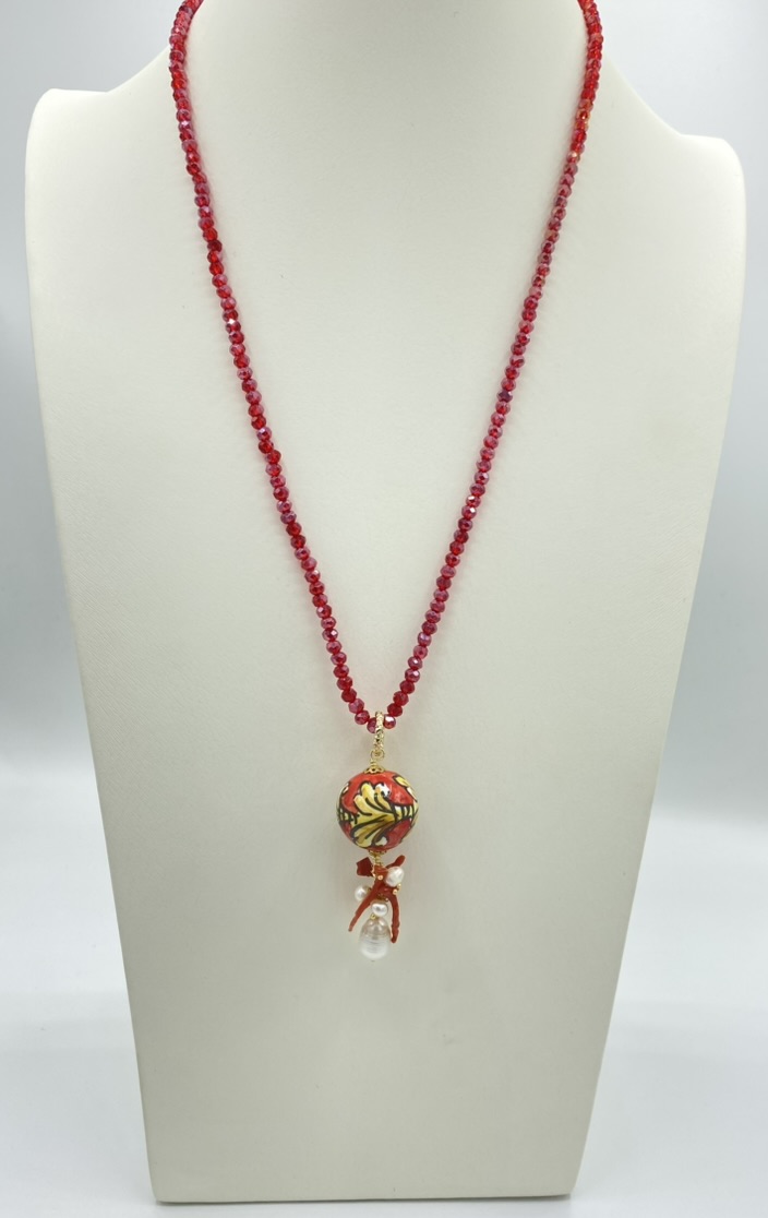 Collana in Swarovski rossi con pendente in ceramica stile Acanto, perle di fiume e corallo