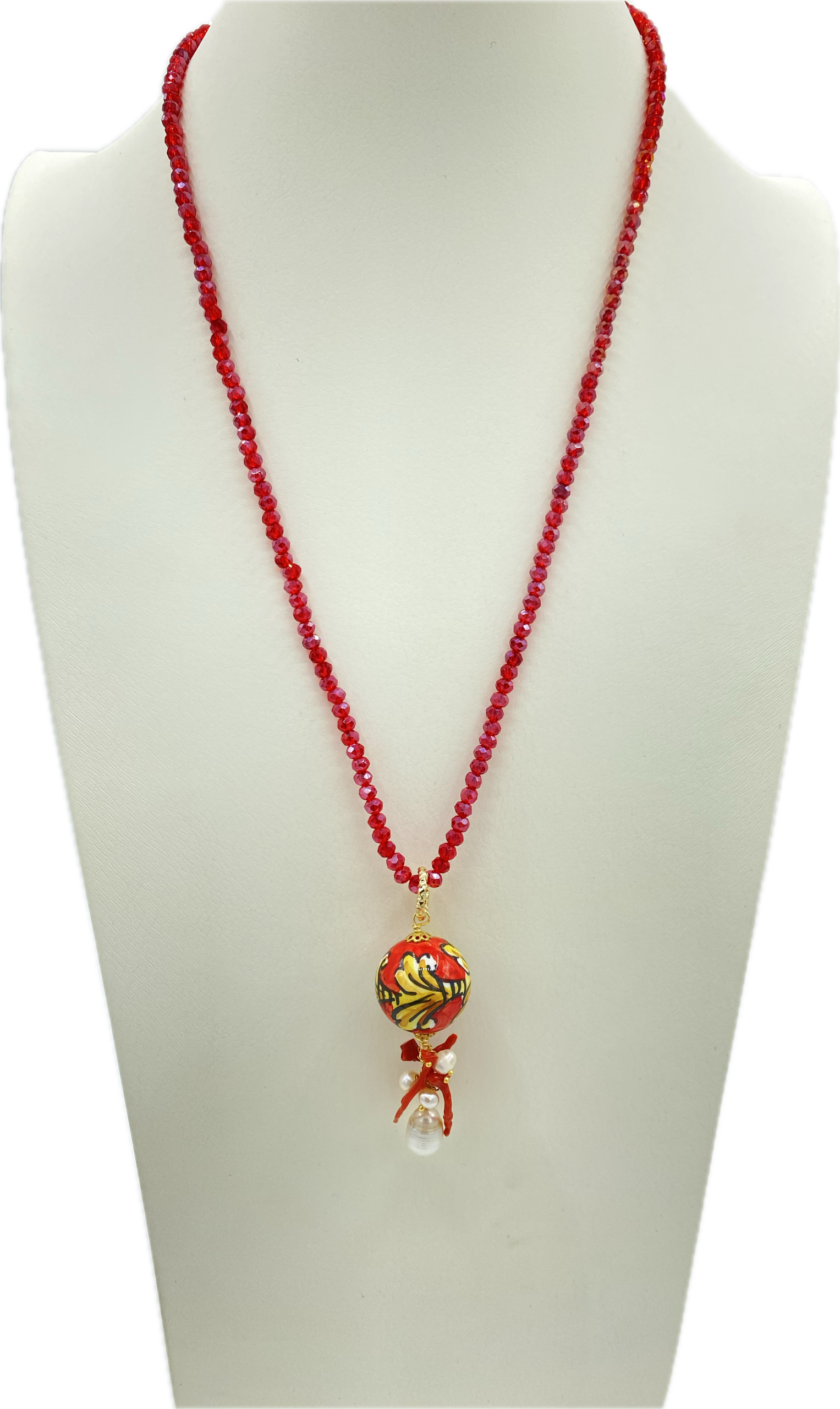 Collana in Swarovski rossi con pendente in ceramica stile Acanto, perle di fiume e corallo