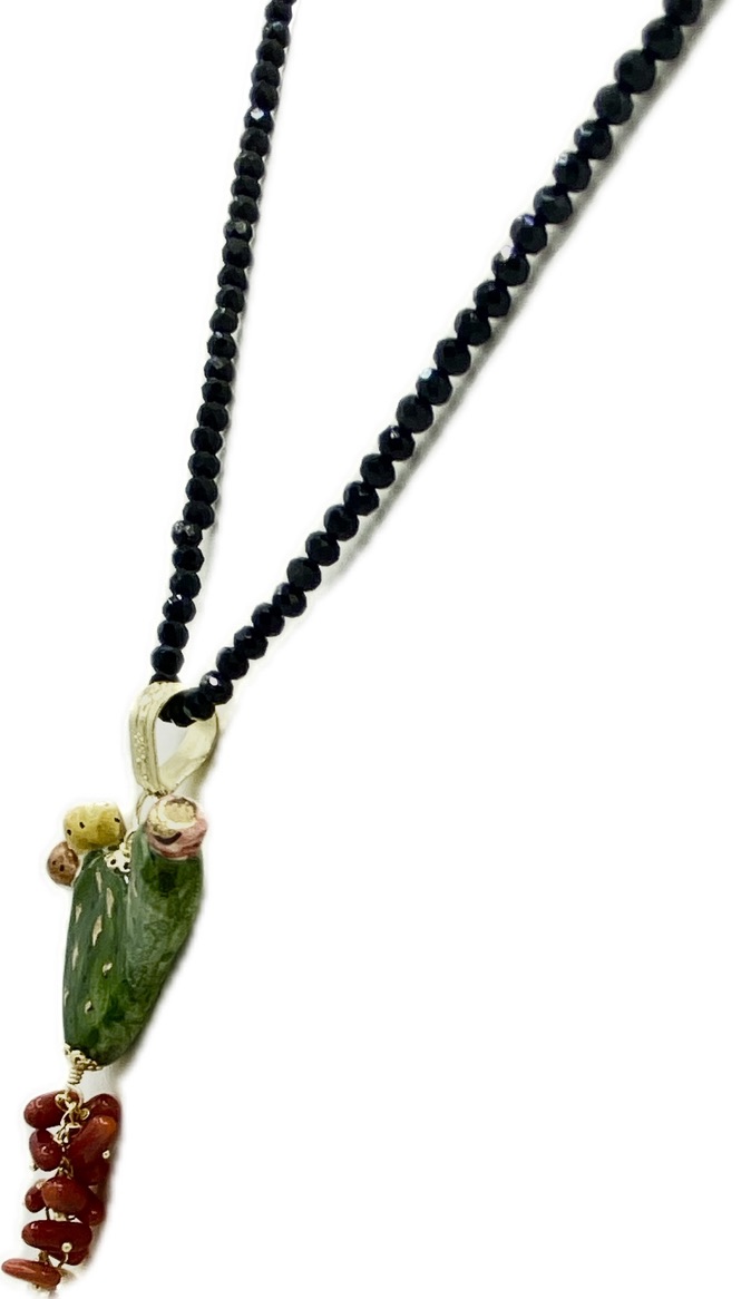 Collana in Swarovski nero con ciondolo fico d’India in ceramica e lustro oro