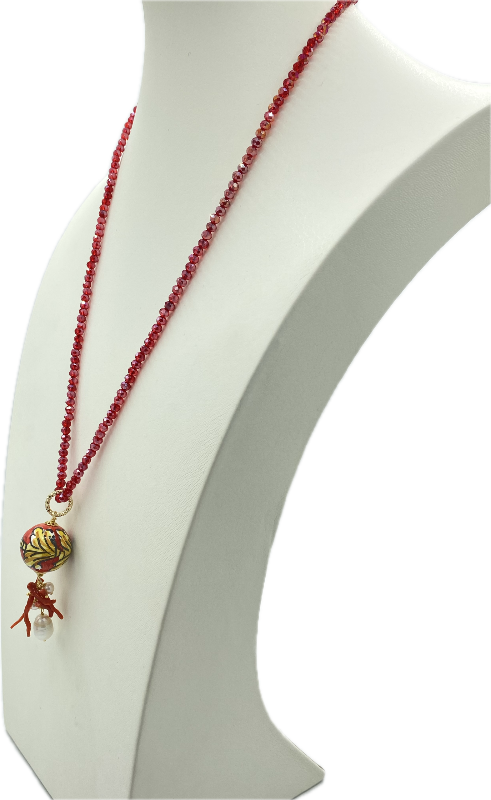 Collana in Swarovski rossi con pendente in ceramica stile Acanto, perle di fiume e corallo